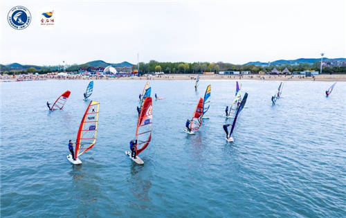 九游平台-海边冲浪与帆板联合比赛，海浪中展现青春力量的简单介绍